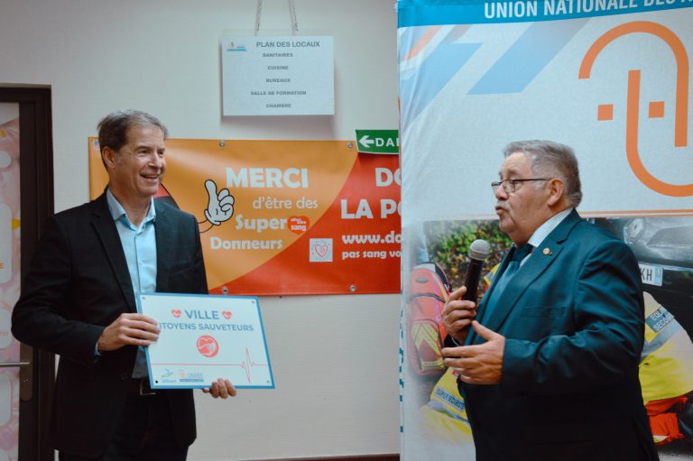 Actualités Citoyens sauveteurs Lesquin : l’avancée - Remise d'une plaque "Ville citoyen sauveteur" au maire de Lesquin